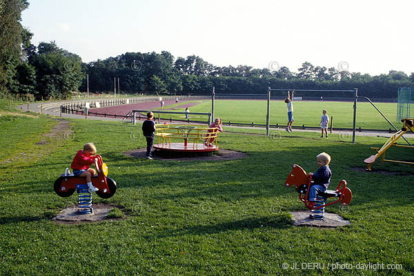 enfants sur une plaine de jeux - children and outdoor games